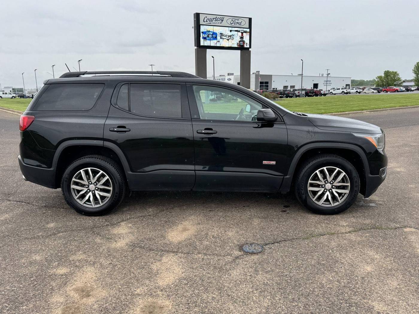2017 GMC Acadia SLE — SUV — 193,922 mi — Stanley, WI