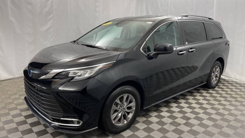 2023 Toyota Sienna XLE — Minivan — 49,235 mi — Countryside, IL