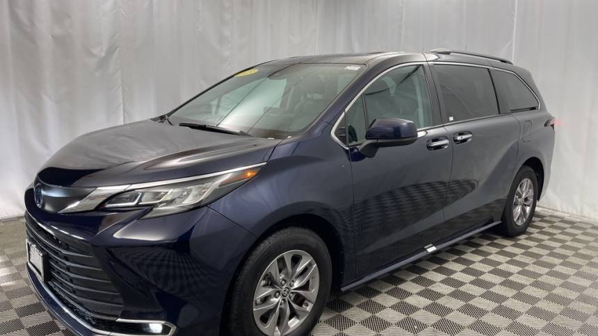 2023 Toyota Sienna XLE — Minivan — 45,404 mi — Countryside, IL