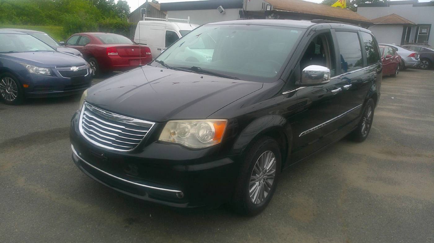 2013 Chrysler Town & Country Touring-L — Minivan — 127,348 mi — Hazlet, NJ