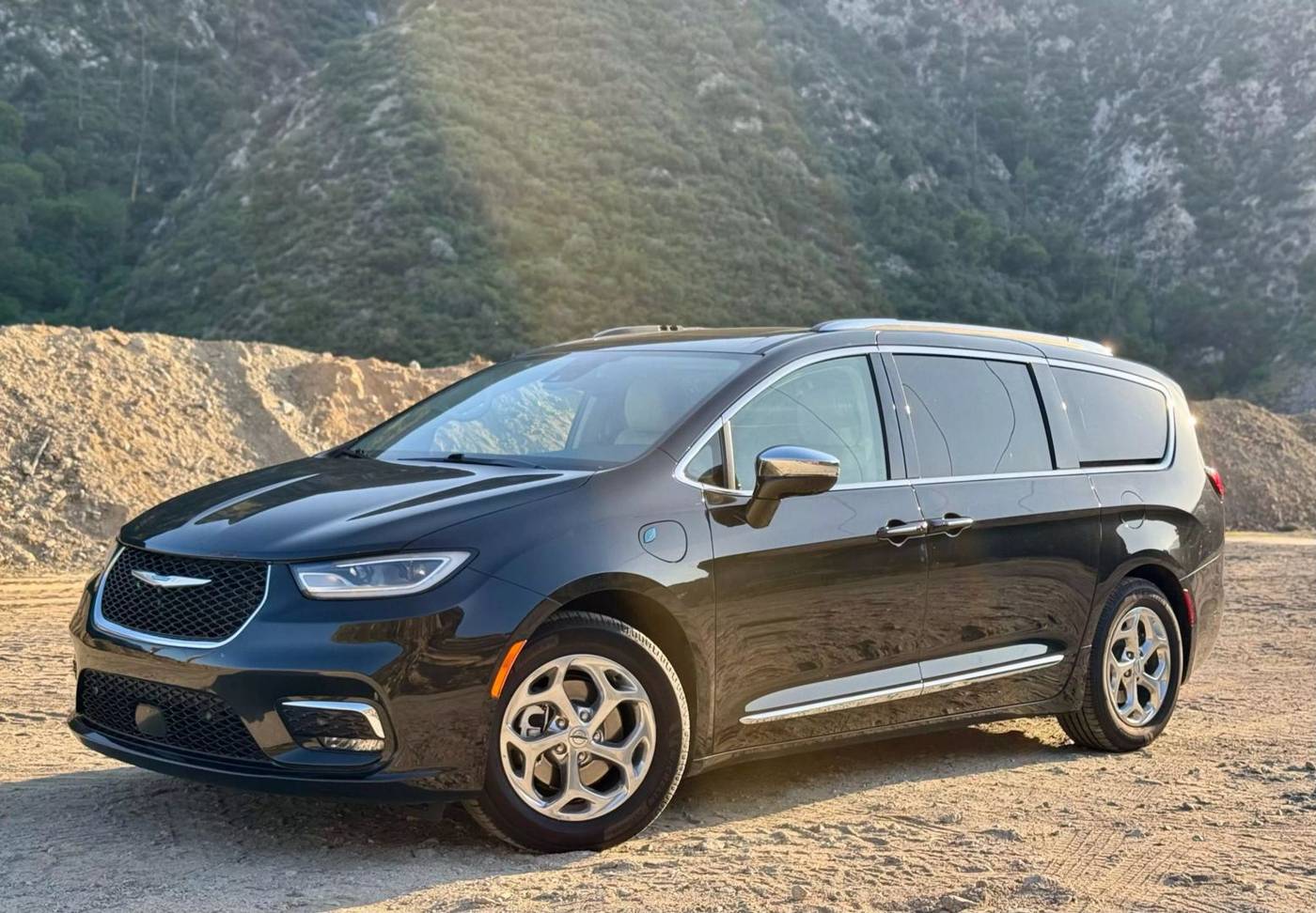 2021 Chrysler Pacifica Hybrid Limited — Minivan — 95,895 mi — Sunland, CA