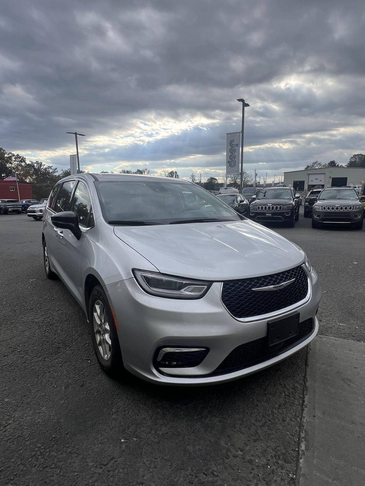 2024 Chrysler Pacifica Touring L — Minivan — 48,170 mi — Elverson, PA