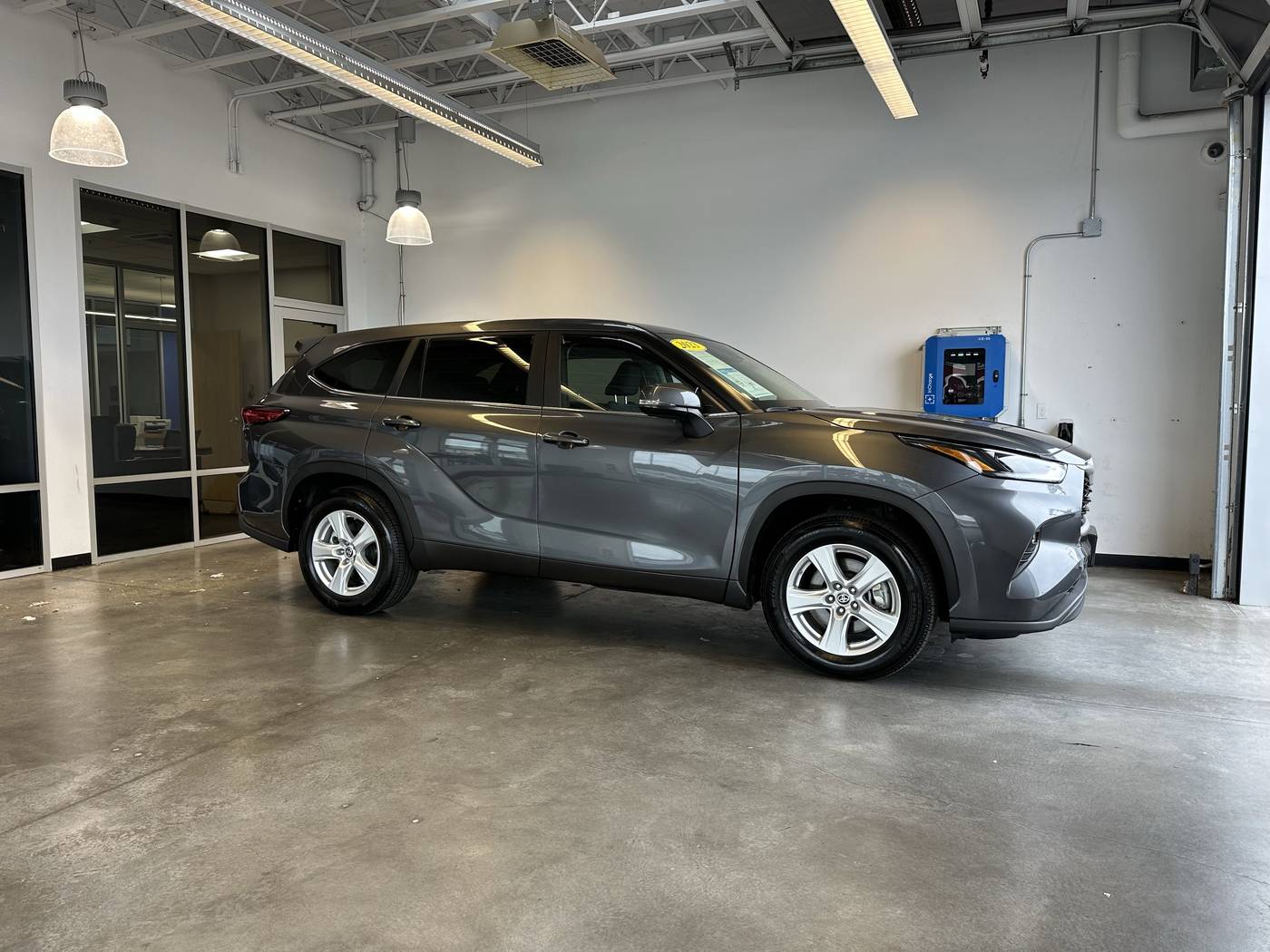 2023 Toyota Highlander LE — SUV — 3,372 mi — Longview, WA
