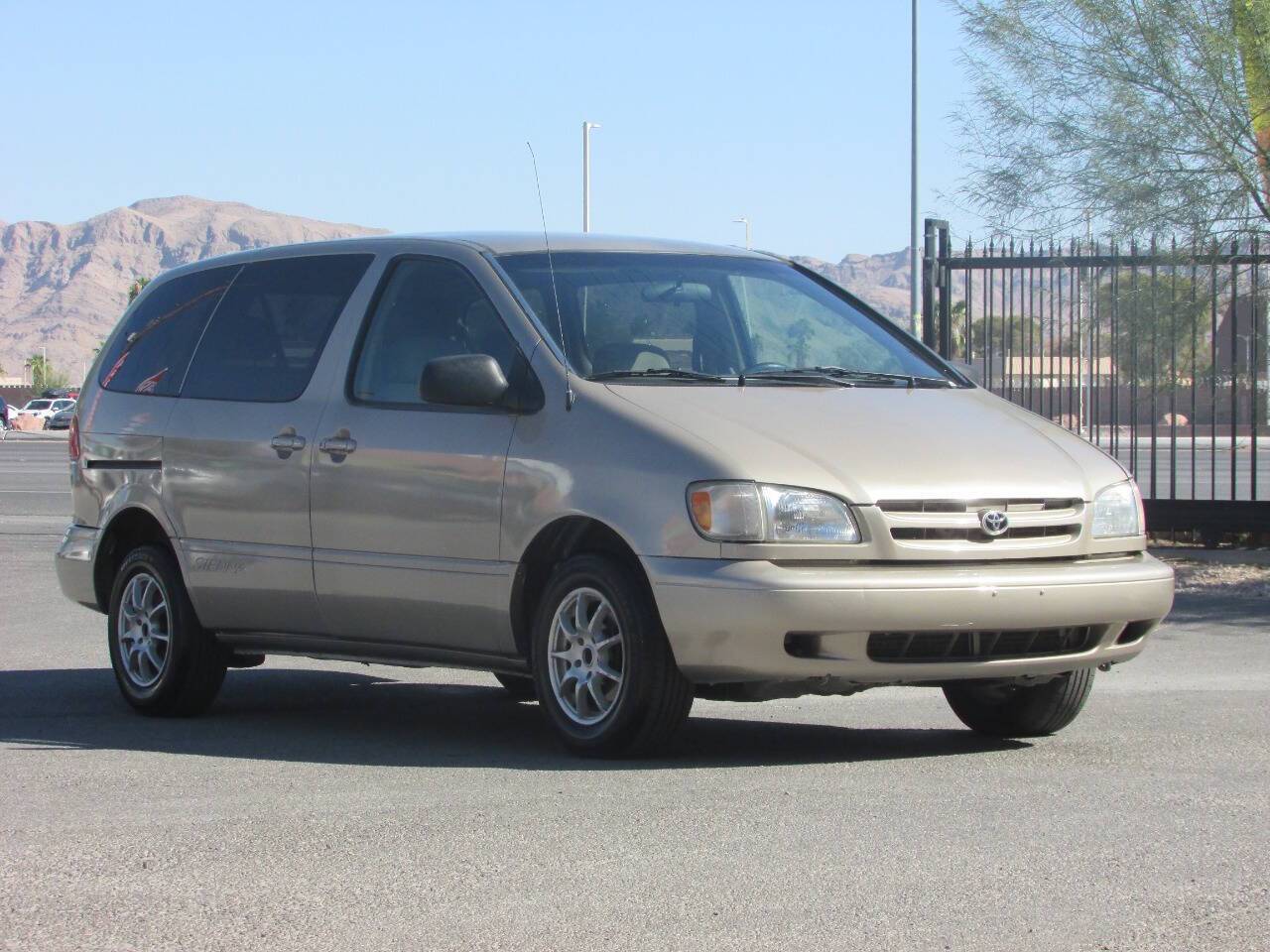 2000 Toyota Sienna CE — Minivan — 160,748 mi — Las Vegas, NV