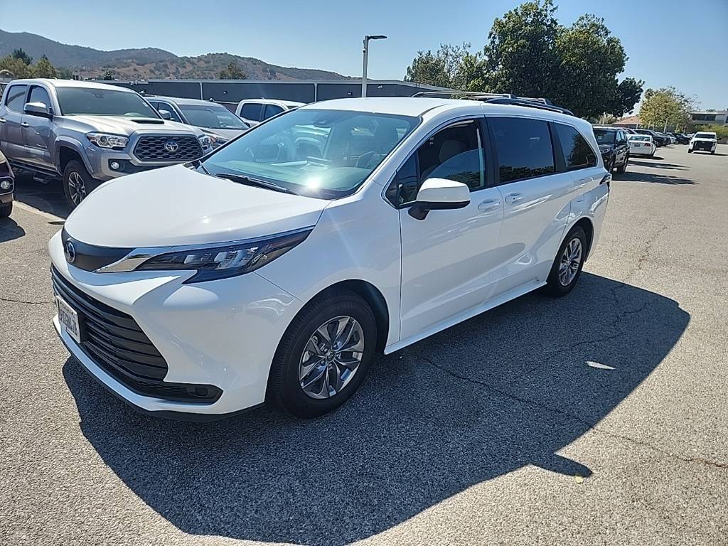 2025 Toyota Sienna LE — Minivan — 1,883 mi — Thousand Oaks, CA