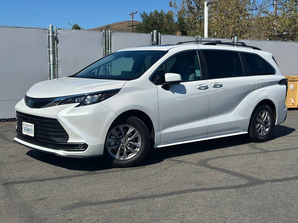 2025 Toyota Sienna XLE — Minivan — 4,736 mi — Thousand Oaks, CA