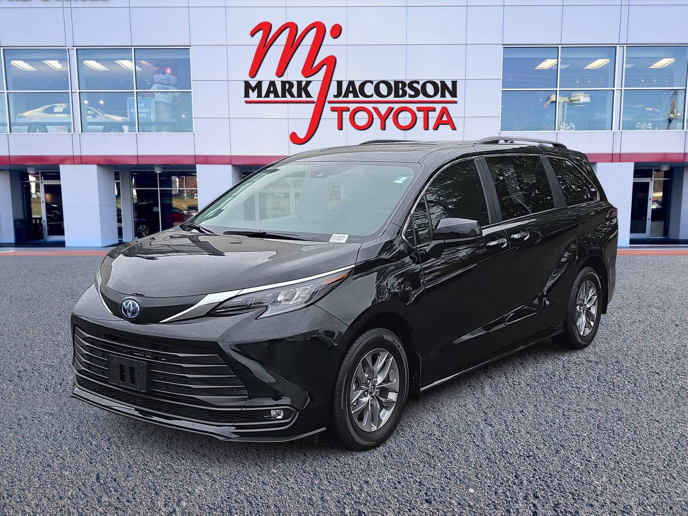 2025 Toyota Sienna XLE — Minivan — 9,891 mi — Durham, NC