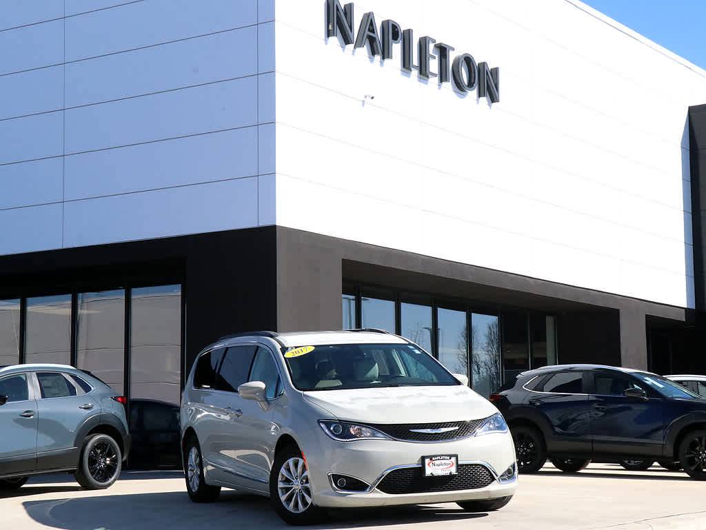 2017 Chrysler Pacifica Touring L — Minivan — 88,838 mi — Naperville, IL
