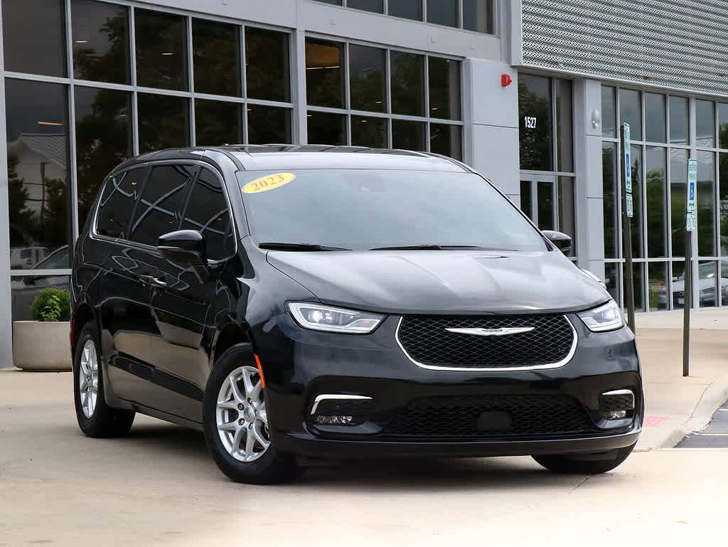2023 Chrysler Pacifica Touring L — Minivan — 15,556 mi — Naperville, IL