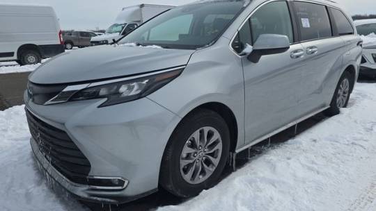 2024 Toyota Sienna XLE — Minivan — 22,475 mi — St. Peters, MO