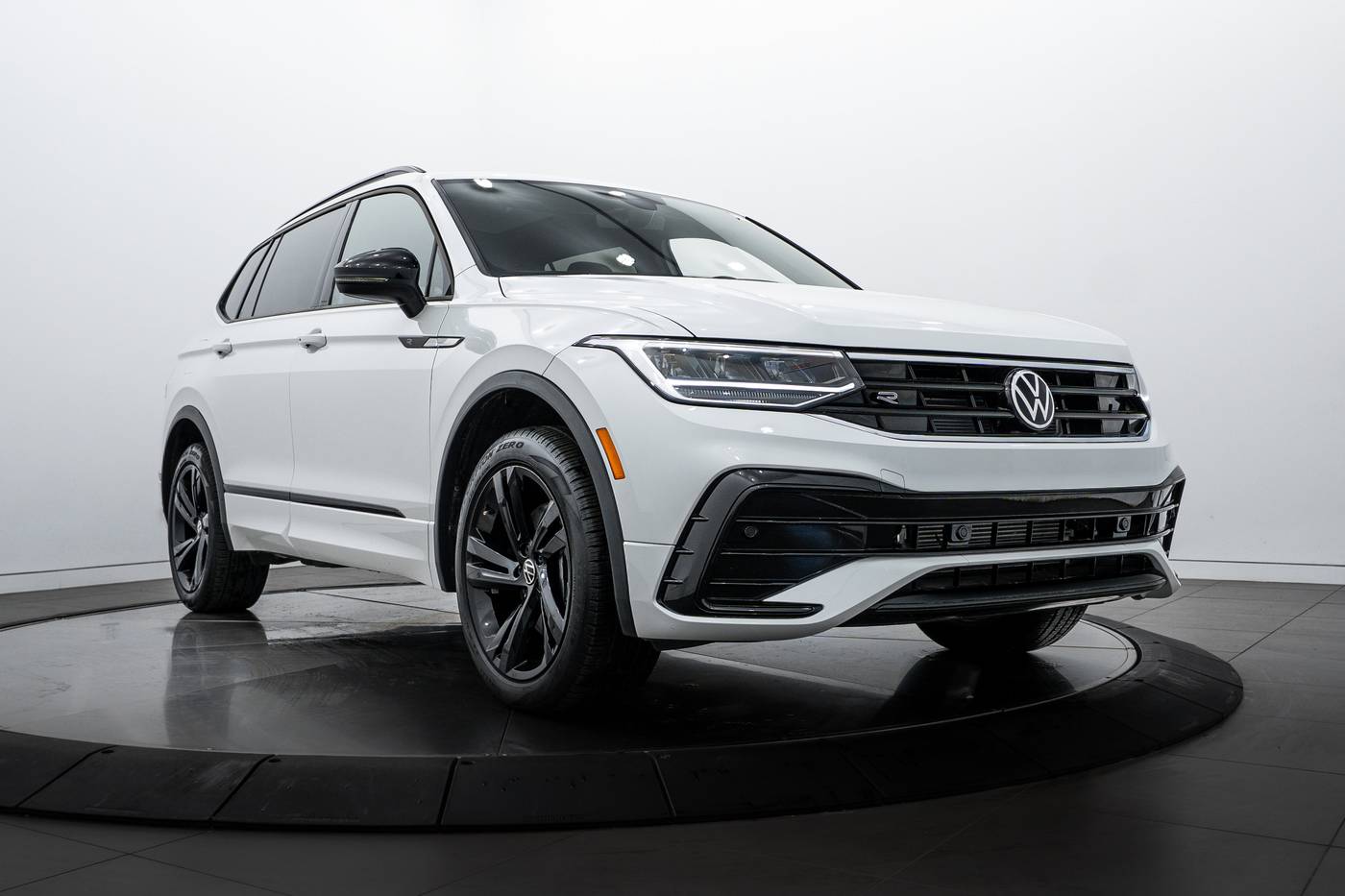 2023 Volkswagen Tiguan SE R-Line Black — SUV — 5,155 mi — Highland Park, IL