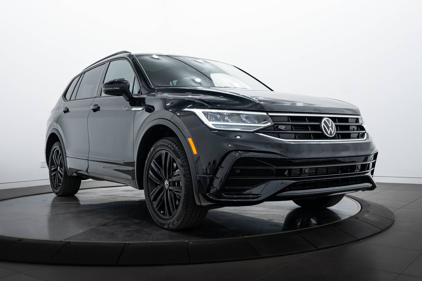 2022 Volkswagen Tiguan SE R-Line Black — SUV — 29,043 mi — Highland Park, IL