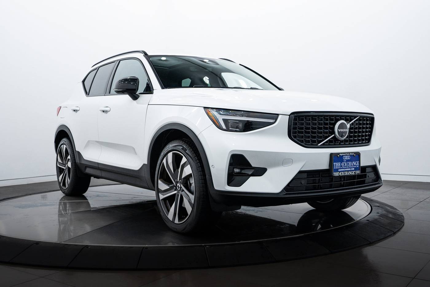 2024 Volvo XC40 Plus — SUV — 687 mi — Highland Park, IL