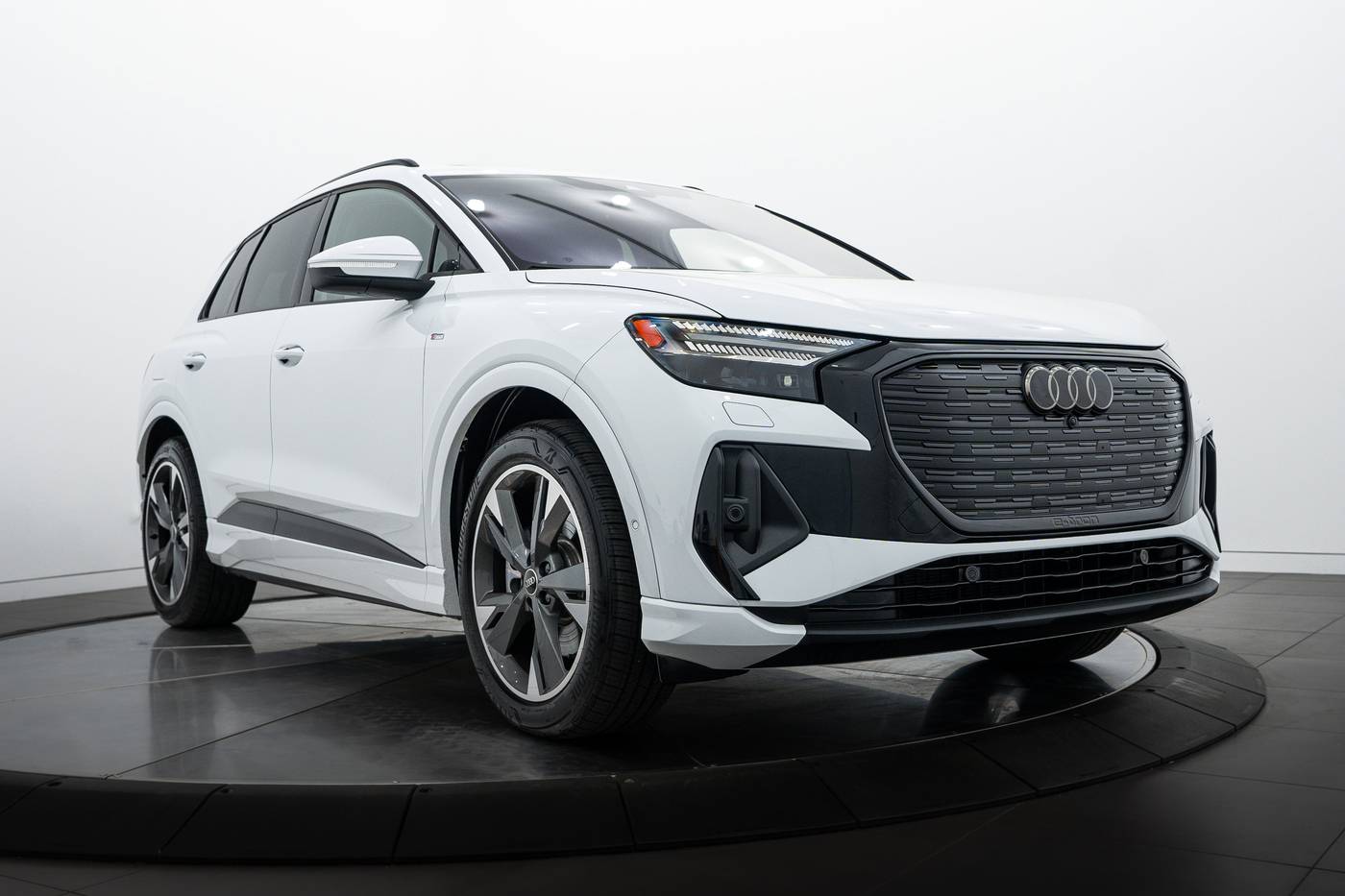 2024 Audi Q4 e-tron Prestige — SUV — 3,755 mi — Highland Park, IL