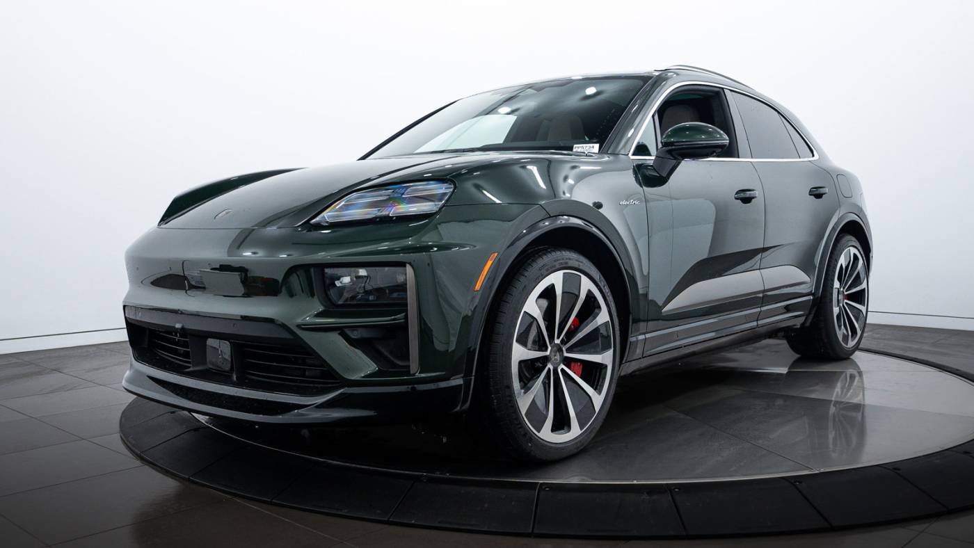 2024 Porsche Macan Electric Turbo — SUV — 521 mi — Highland Park, IL