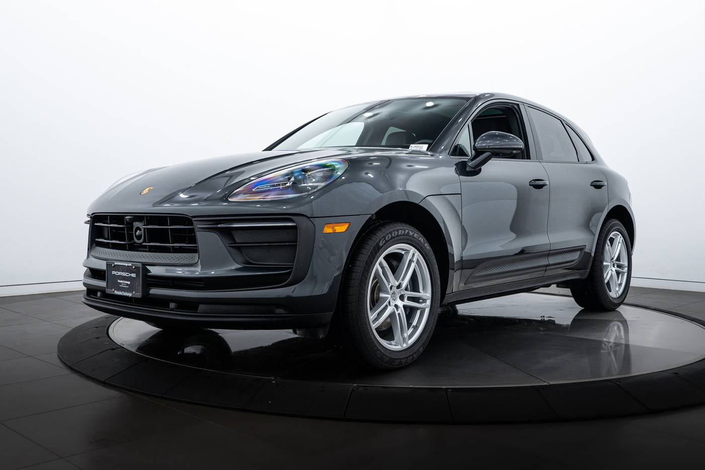 2025 Porsche Macan Standard — SUV — 3,411 mi — Highland Park, IL