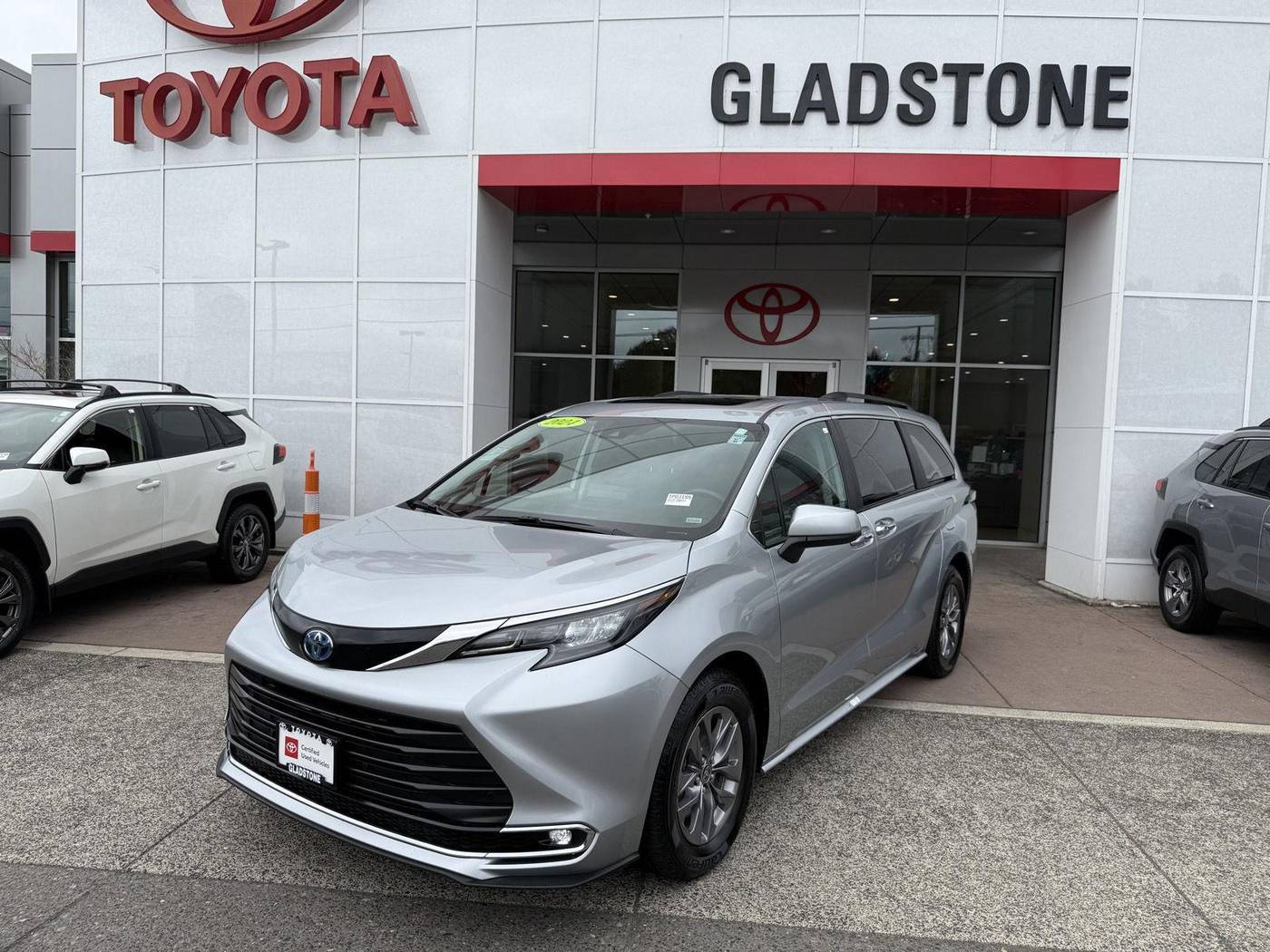 2024 Toyota Sienna XLE — Minivan — 46,414 mi — Gladstone, OR
