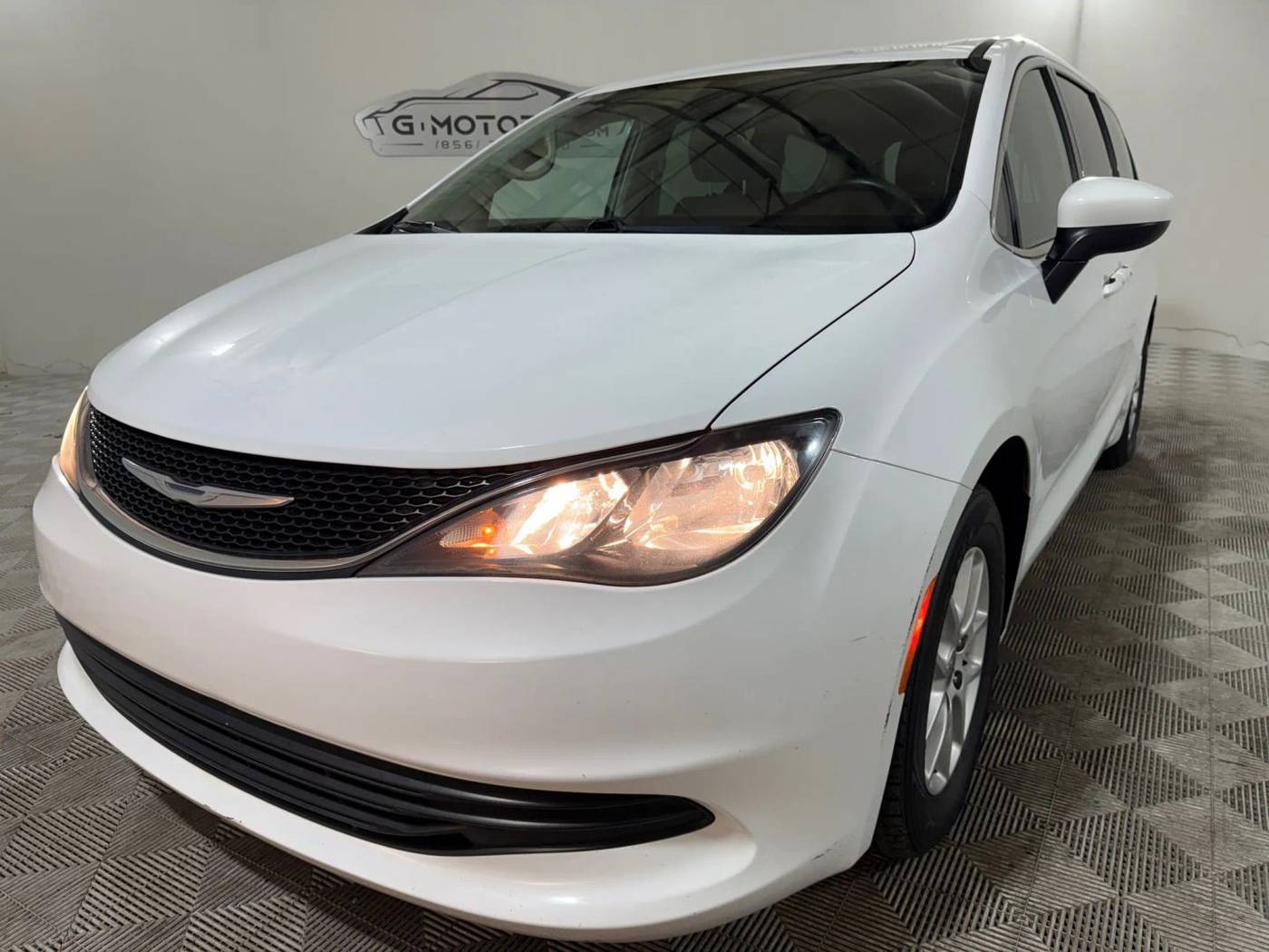 2017 Chrysler Pacifica Touring — Minivan — 73,126 mi — Waterford Works, NJ