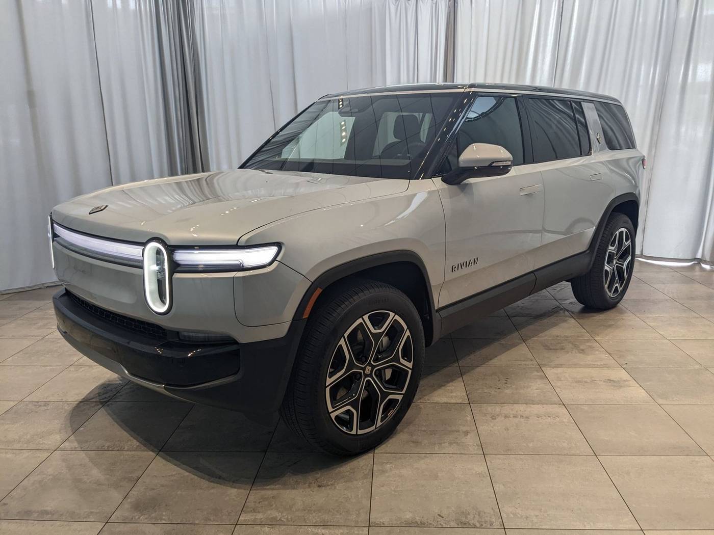 2025 Rivian R1S