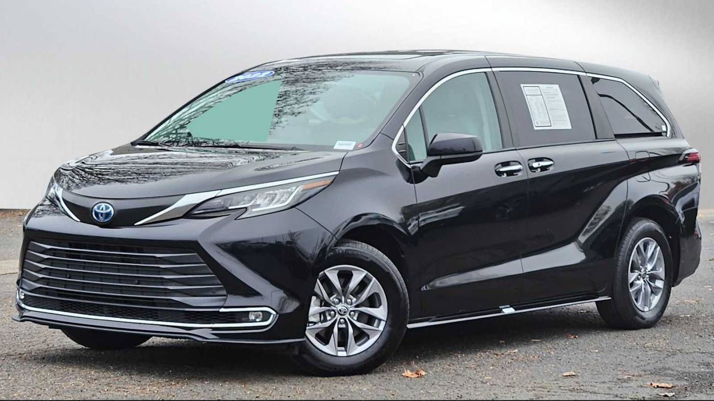 2022 Toyota Sienna XLE — Minivan — 30,446 mi — Eugene, OR