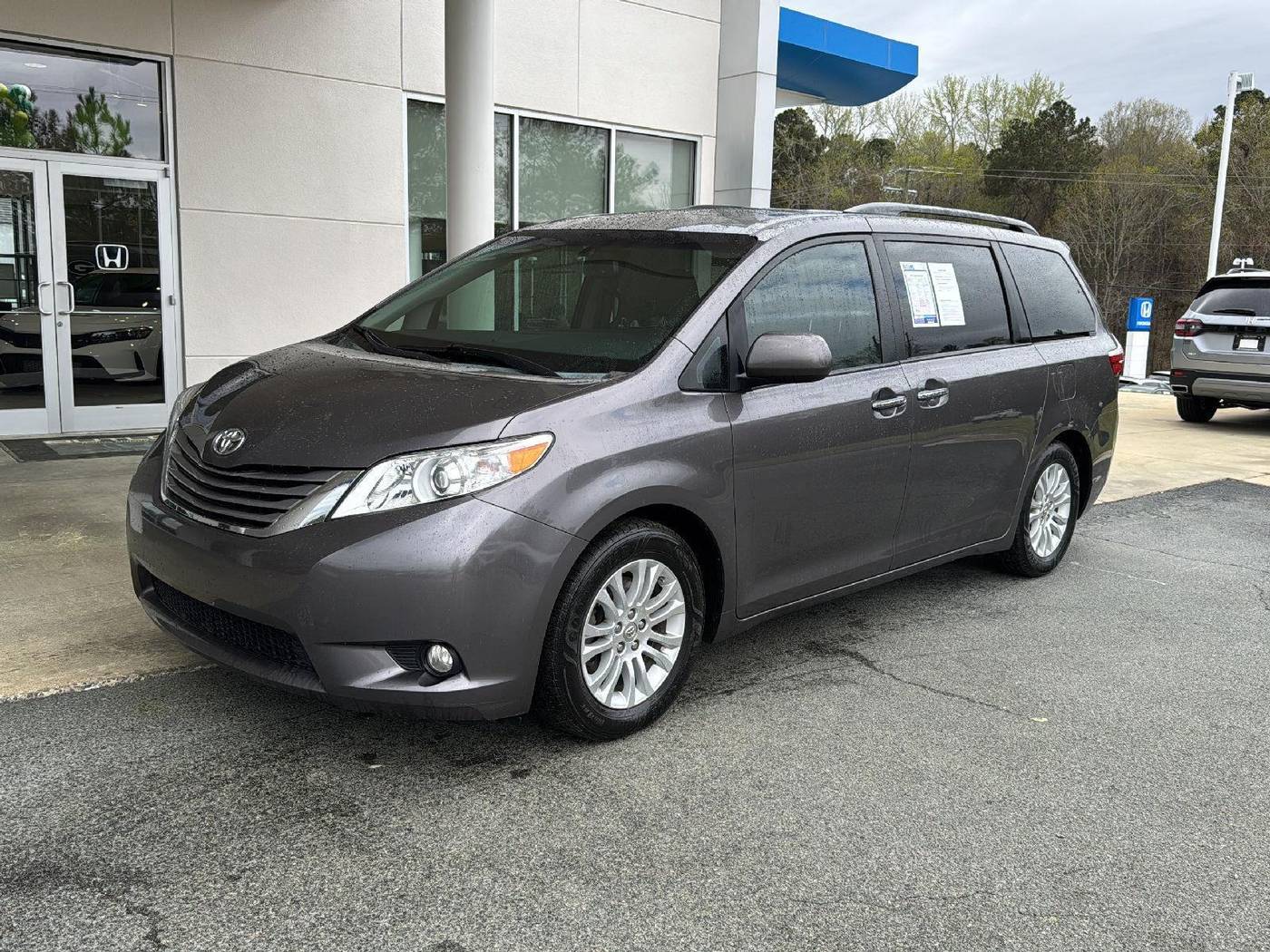 2015 Toyota Sienna XLE — Minivan — 142,898 mi — Milledgeville, GA