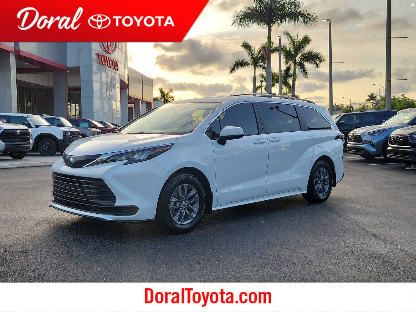 2024 Toyota Sienna LE — Minivan — 33,171 mi — Doral, FL