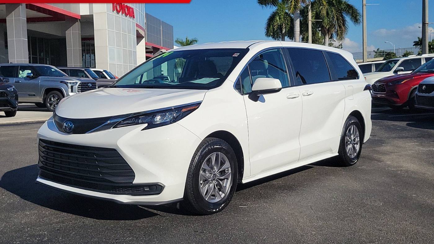 2024 Toyota Sienna LE — Minivan — 26,159 mi — Doral, FL