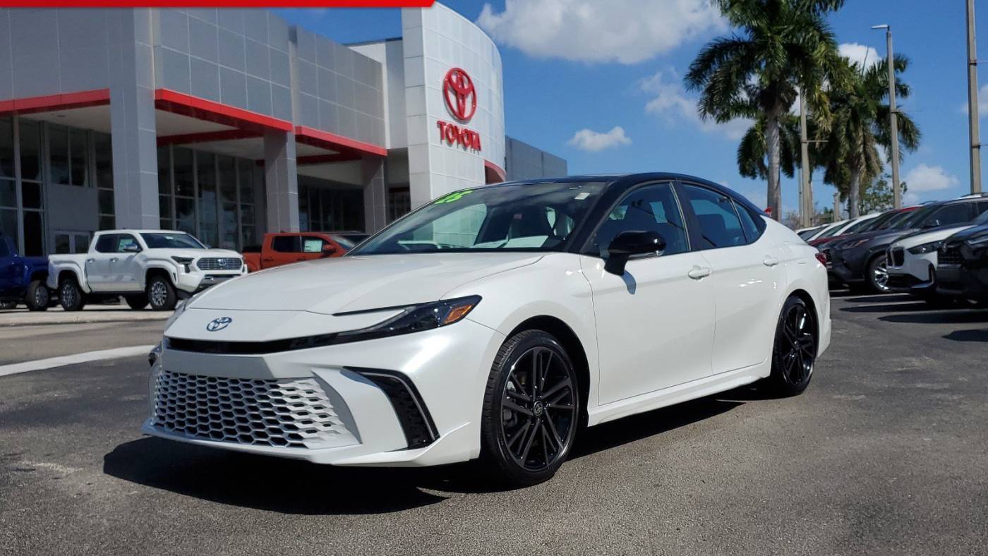 2025 Toyota Camry SE — Sedan — 785 mi — Doral, FL