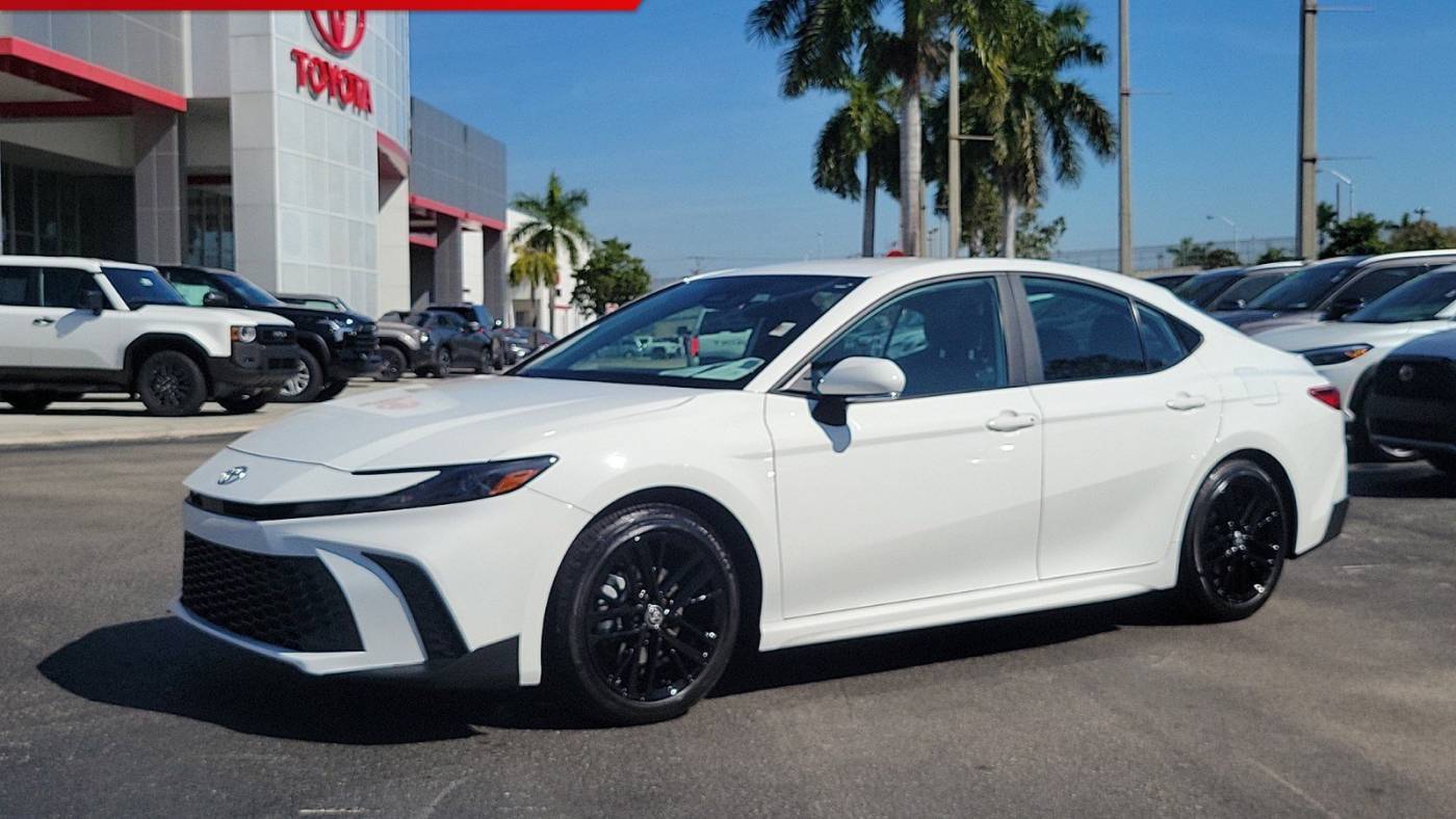 2025 Toyota Camry SE — Sedan — 4,114 mi — Doral, FL