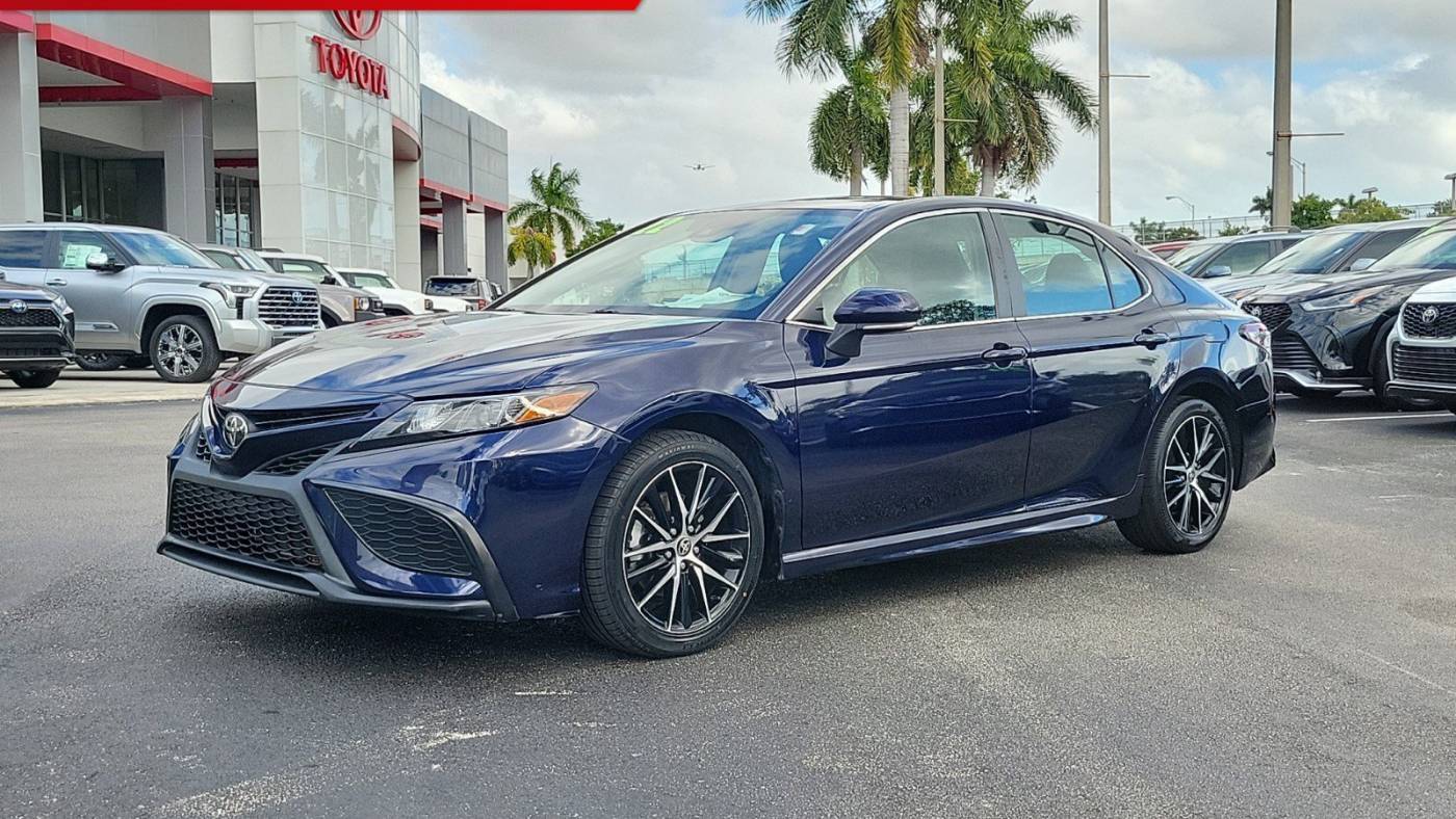 2022 Toyota Camry SE — Sedan — 33,429 mi — Doral, FL