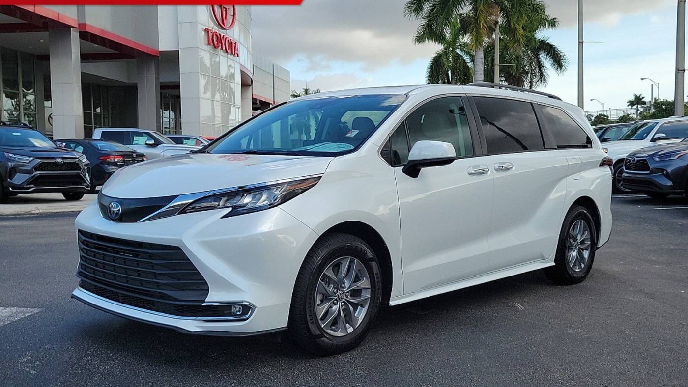 2022 Toyota Sienna XLE — Minivan — 53,261 mi — Doral, FL