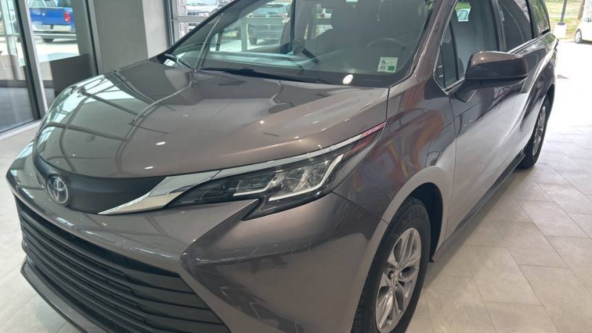 2022 Toyota Sienna LE 8-Passenger