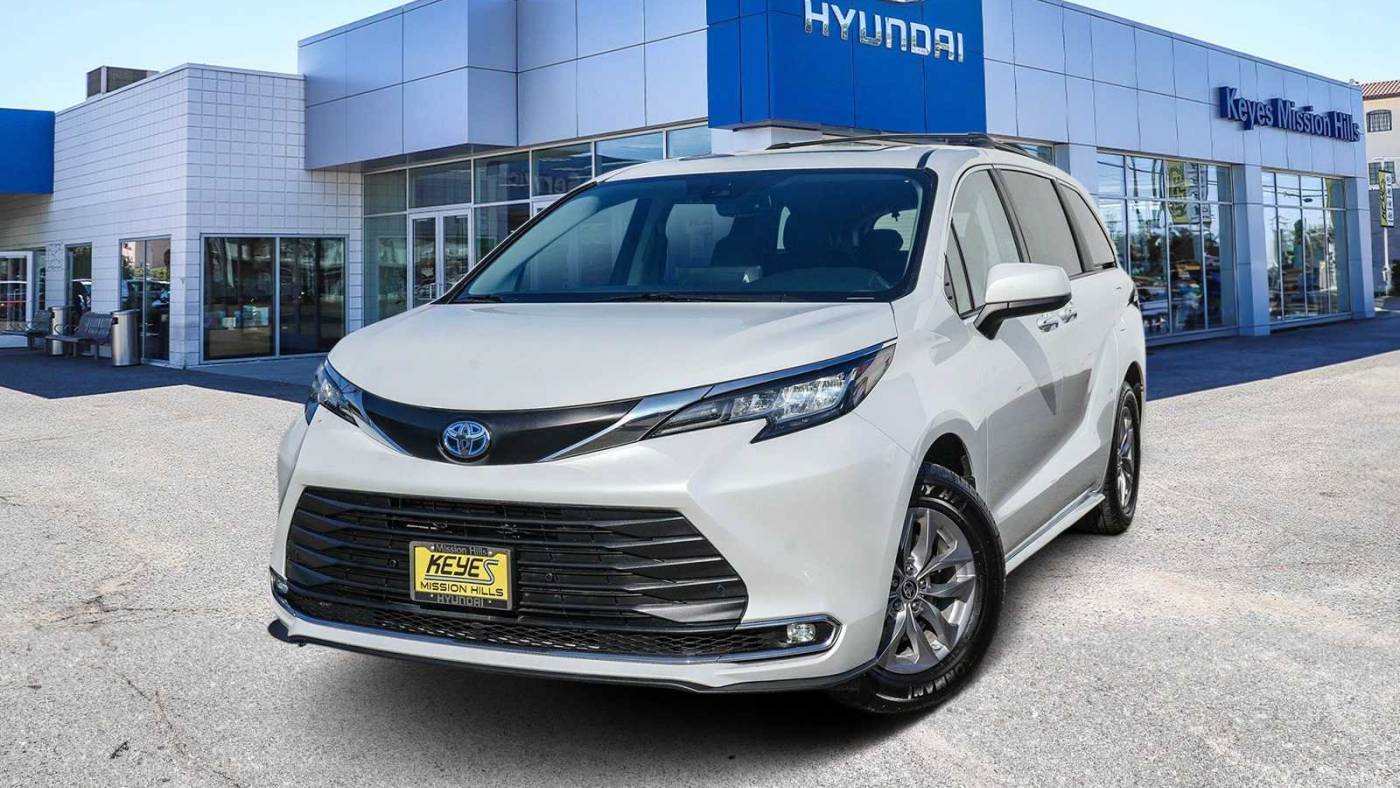 2022 Toyota Sienna XLE — Minivan — 96,978 mi — Los Angeles, CA
