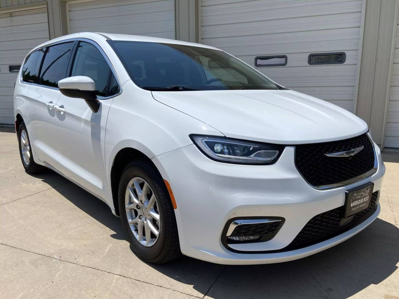 2023 Chrysler Pacifica Touring L — Minivan — 58,429 mi — Swisher, IA