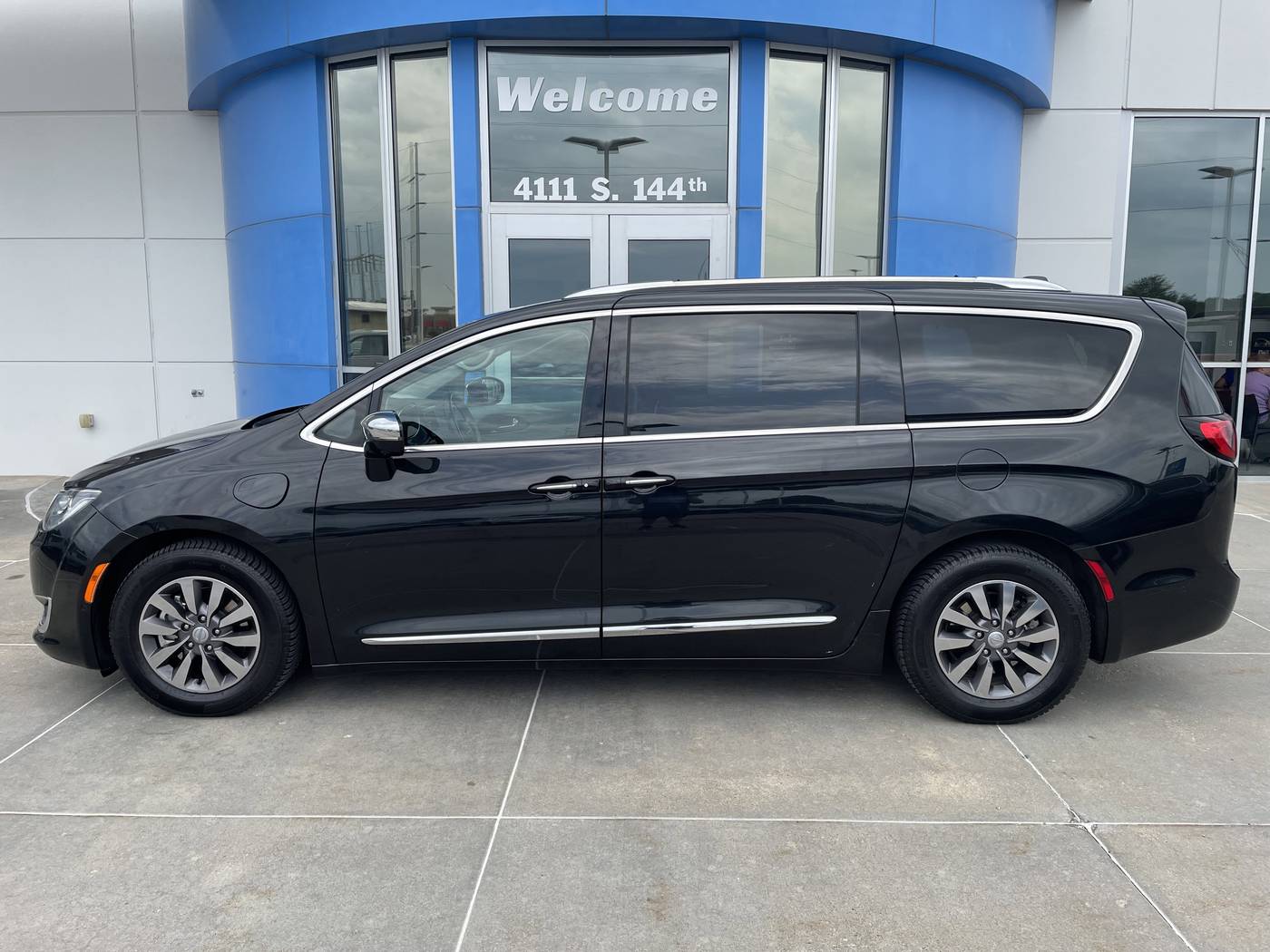 2019 Chrysler Pacifica Hybrid Limited — Minivan — 59,331 mi — Omaha, NE