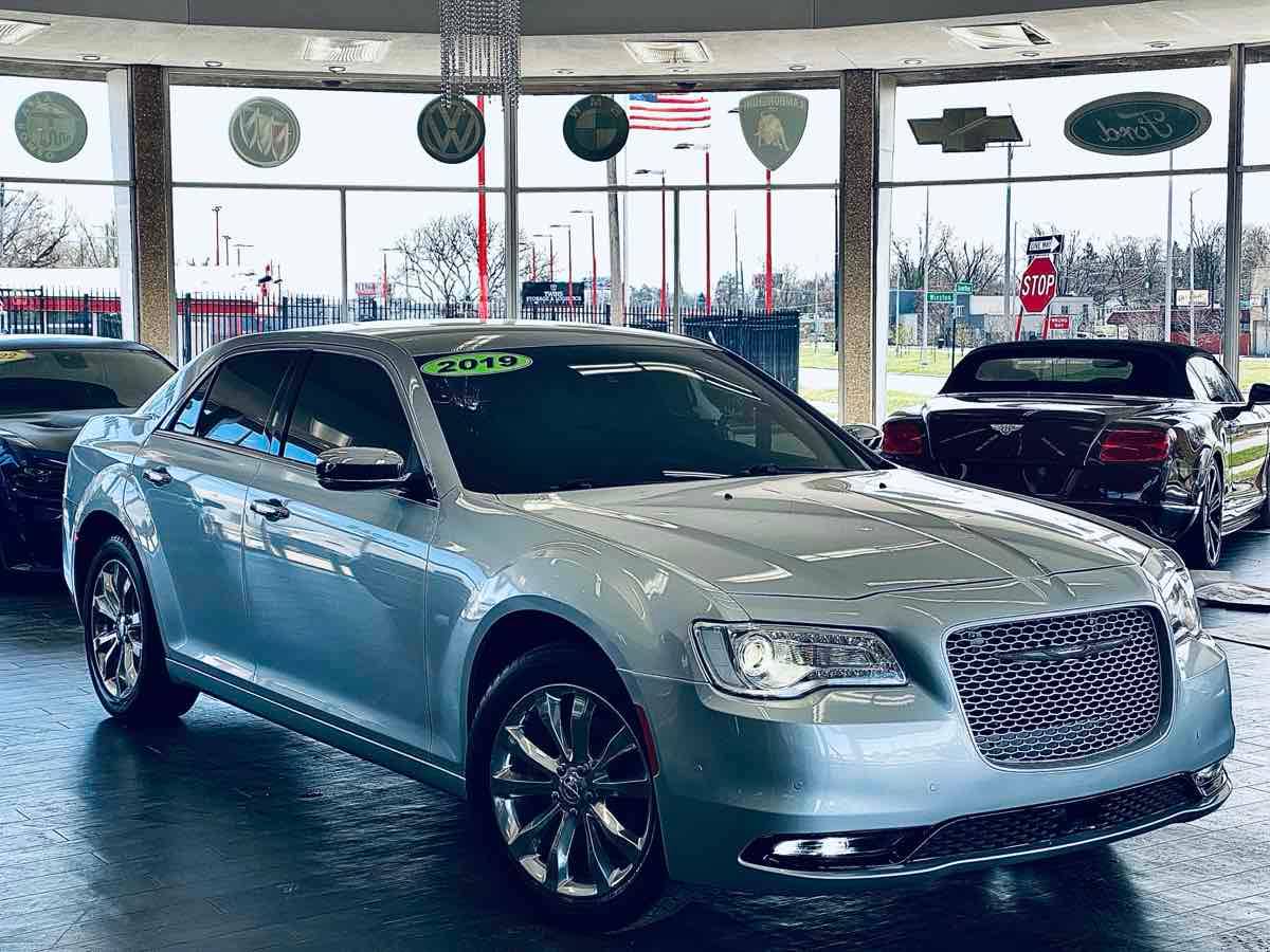 2019 Chrysler 300 Limited — Sedan — 46,973 mi — Detroit, MI