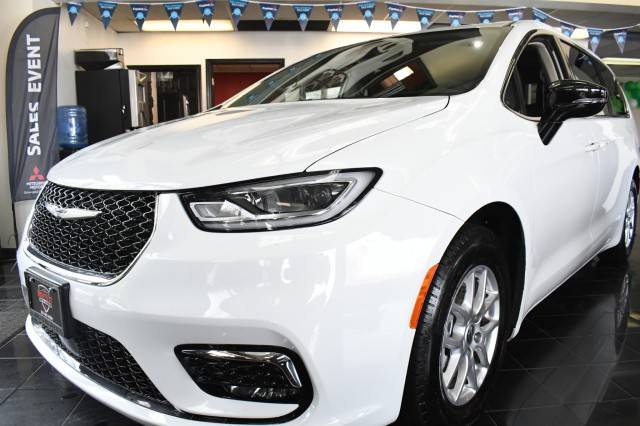 2024 Chrysler Pacifica Touring L — Minivan — 28,985 mi — Ramsey, NJ