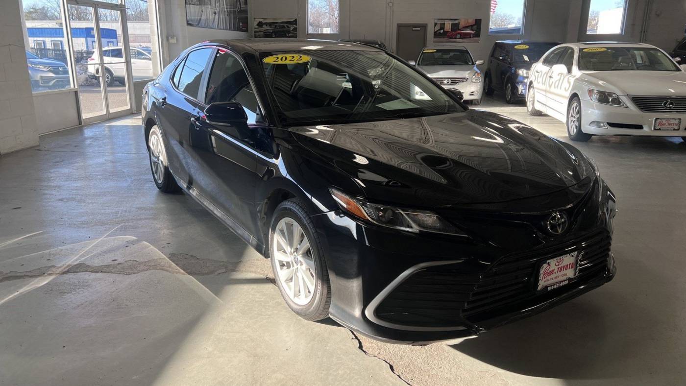 2022 Toyota Camry LE — Sedan — 29,590 mi — Greenvale, NY