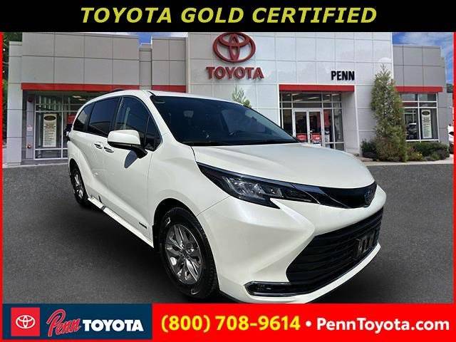 2021 Toyota Sienna XLE — Minivan — 42,652 mi — Greenvale, NY