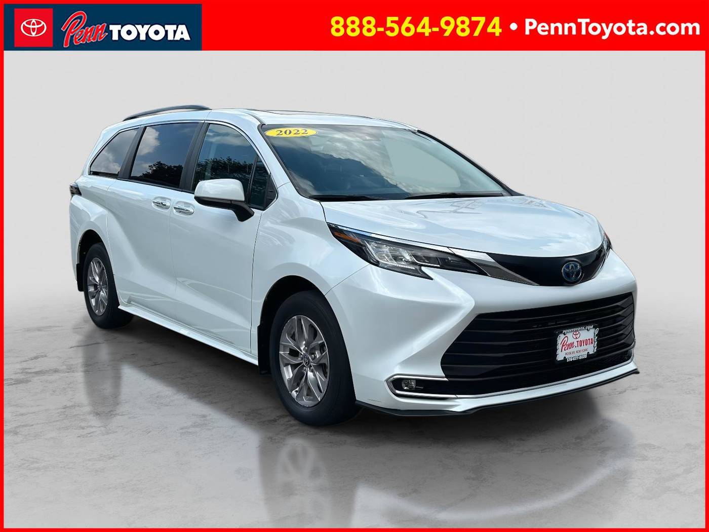 2022 Toyota Sienna XLE — Minivan — 30,376 mi — Greenvale, NY