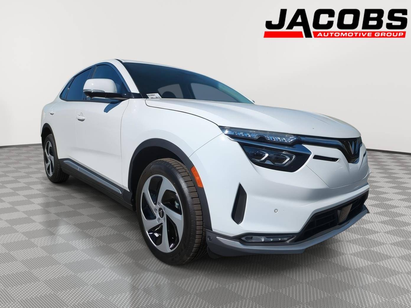 2025 VinFast VF8 Eco