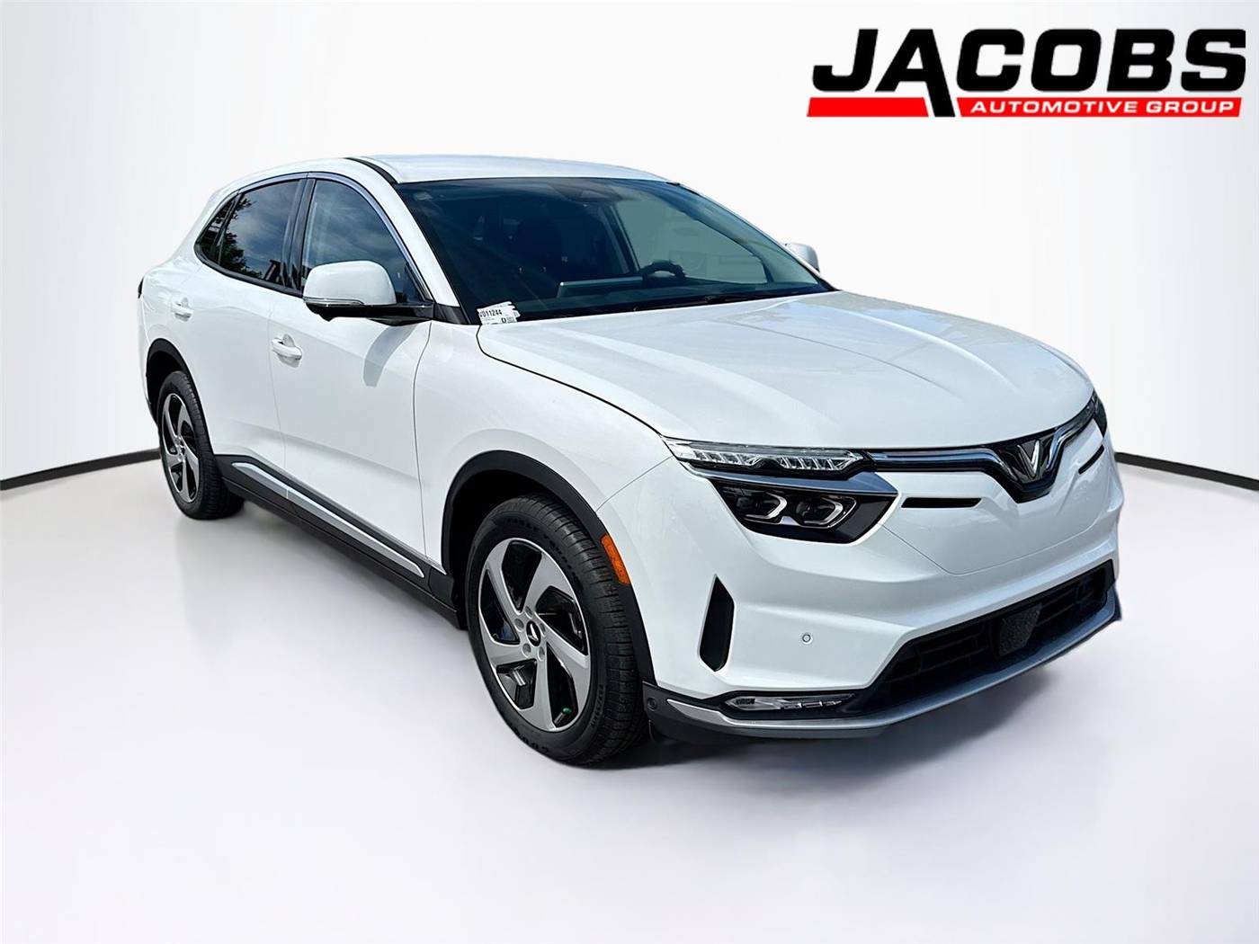 2025 VinFast VF8 Eco