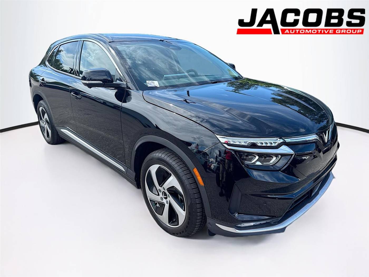 2025 VinFast VF8 Eco