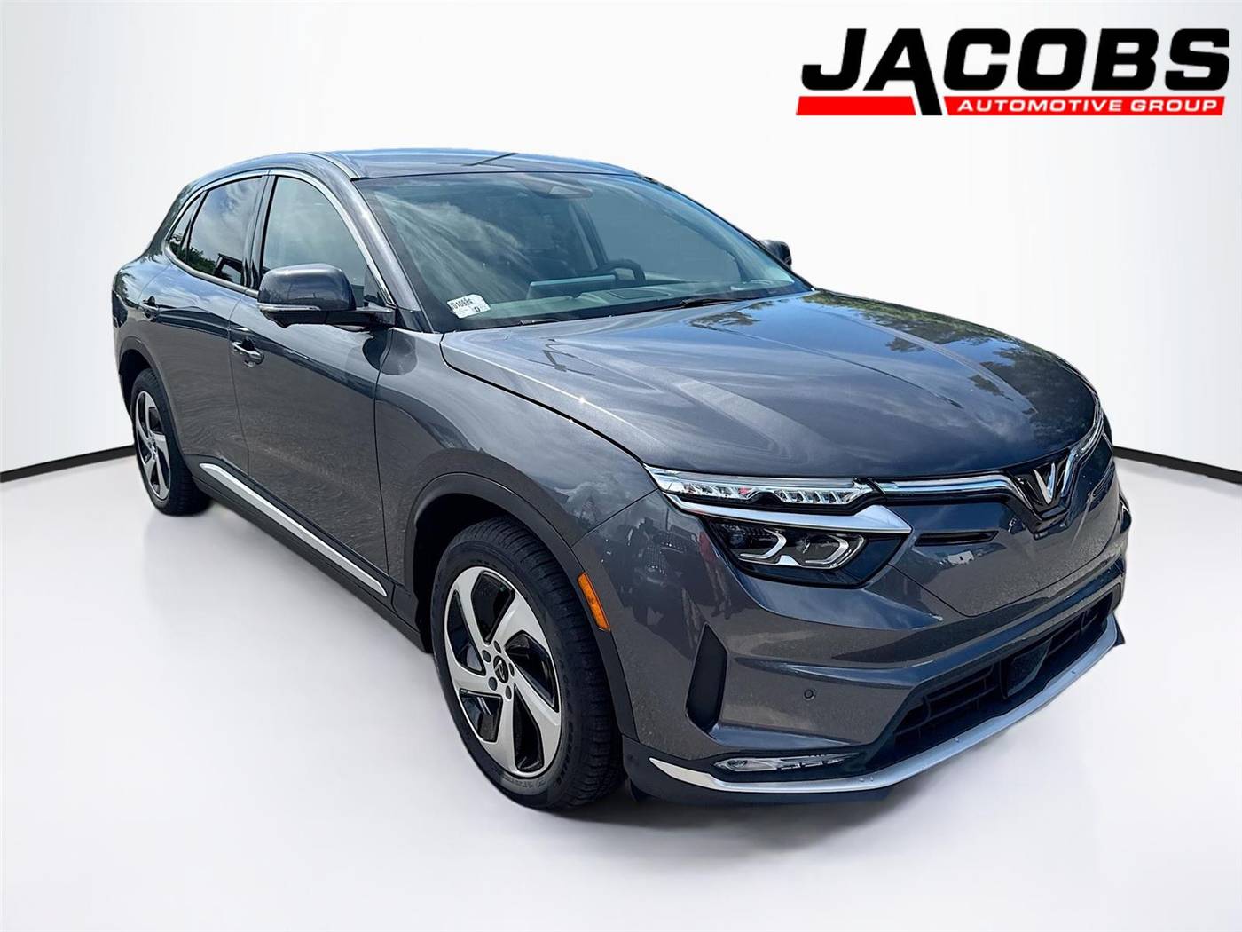 2025 VinFast VF8 Eco