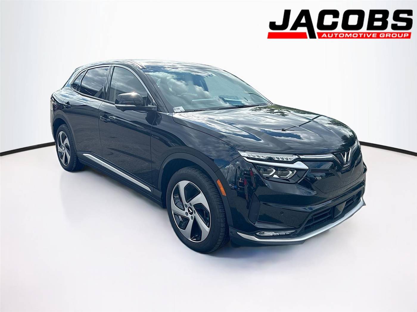 2025 VinFast VF8 Eco