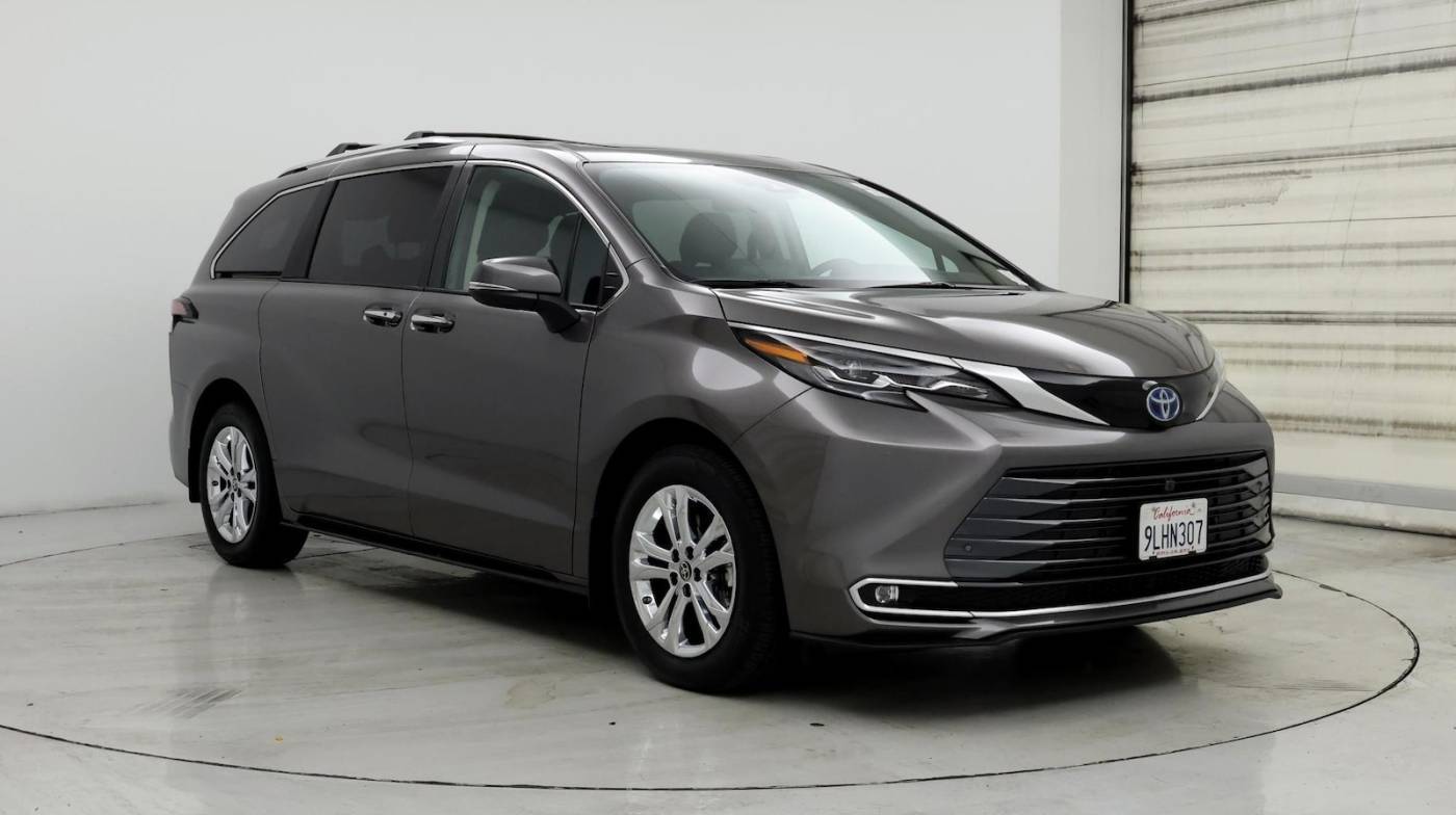 2024 Toyota Sienna Platinum — Minivan — 4,062 mi — Sacramento, CA