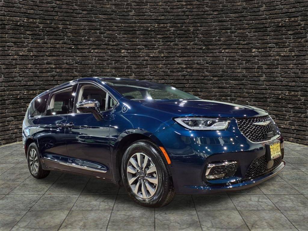 2023 Chrysler Pacifica Hybrid Limited — Minivan — 6,366 mi — Verona, NJ