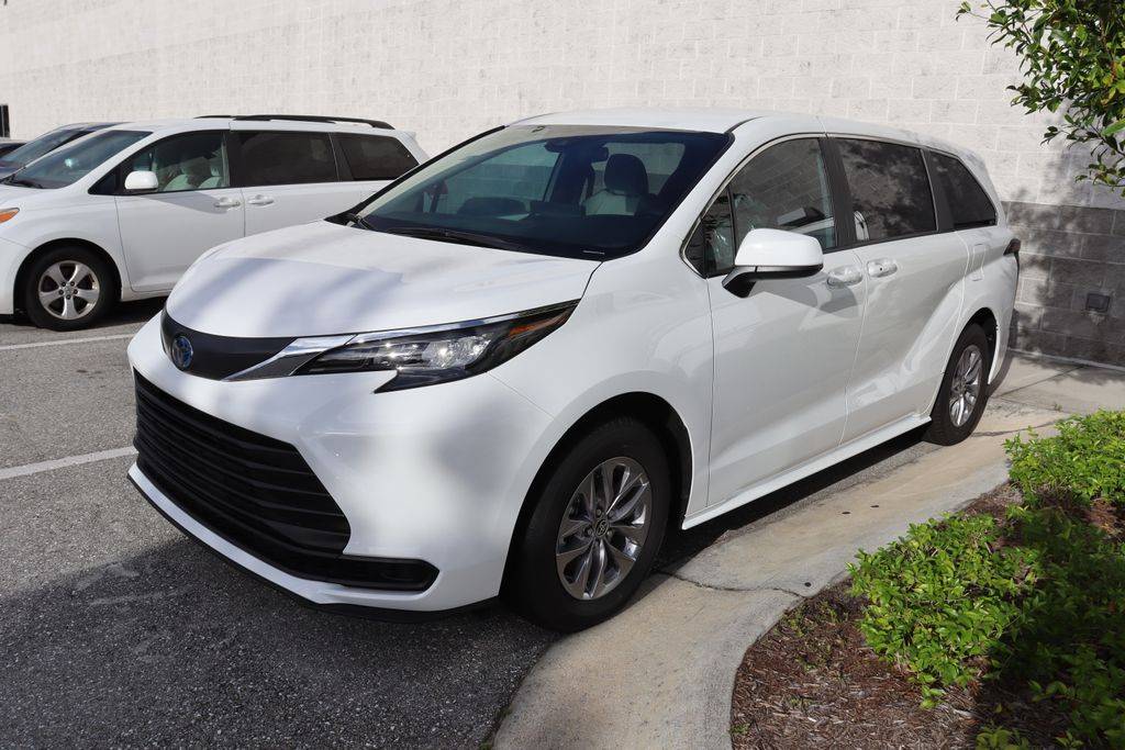 2025 Toyota Sienna LE — Minivan — 11,299 mi — West Palm Beach, FL