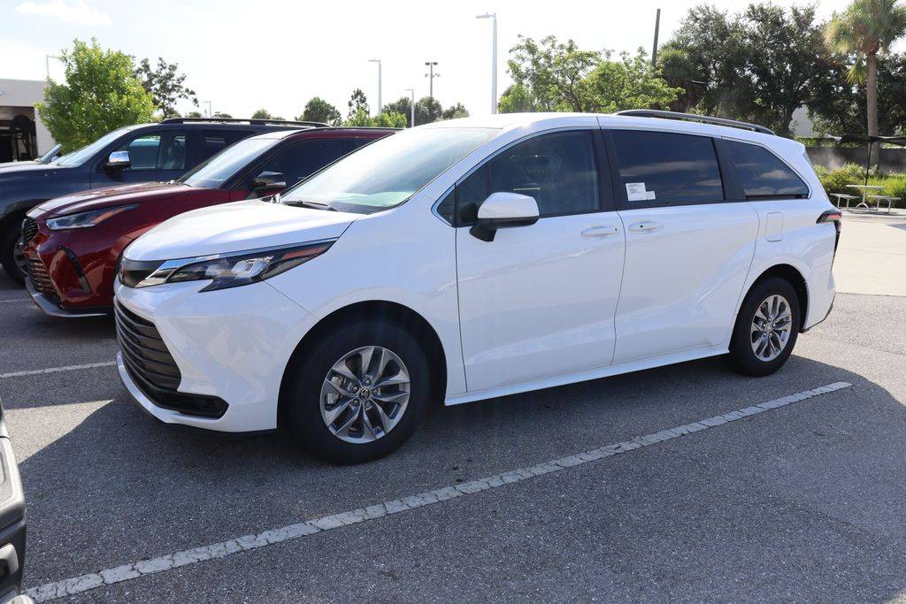 2024 Toyota Sienna LE — Minivan — 320 mi — West Palm Beach, FL