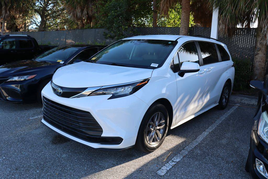 2022 Toyota Sienna LE — Minivan — 25,777 mi — West Palm Beach, FL